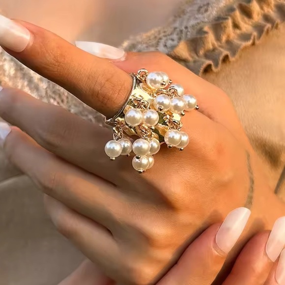 ZARA unique Pearl Cluster Ring - Picture 1 of 9